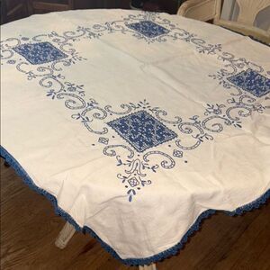 Vintage Handmade Linen Blue and White Tablecloth & 4 Napkins